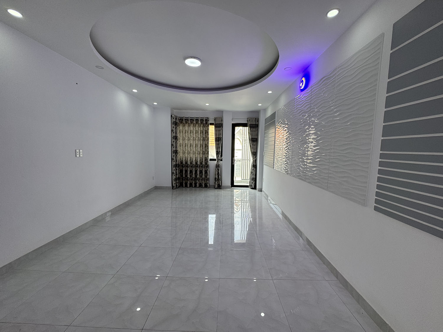 Nhà phố Trệt,3 lầu, sân thượng, mới 100%, 4 phòng ngủ, hẻm xe hơi đổ cửa khu VIP Nguyễn Thượng Hiền